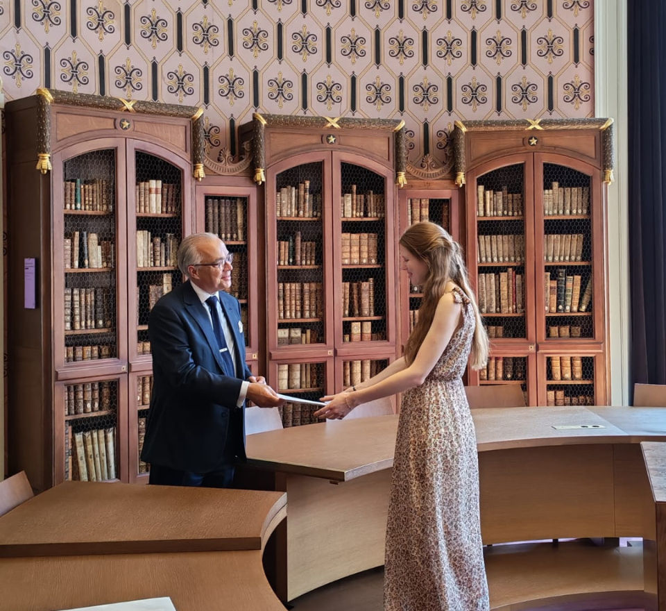 Gilles Etrillard, président de la Fondation, remet le Prix Fondation Etrillard à Éléonore Quirouard-Frileuse, le 25 juin 2025 © Fondation Etrillard