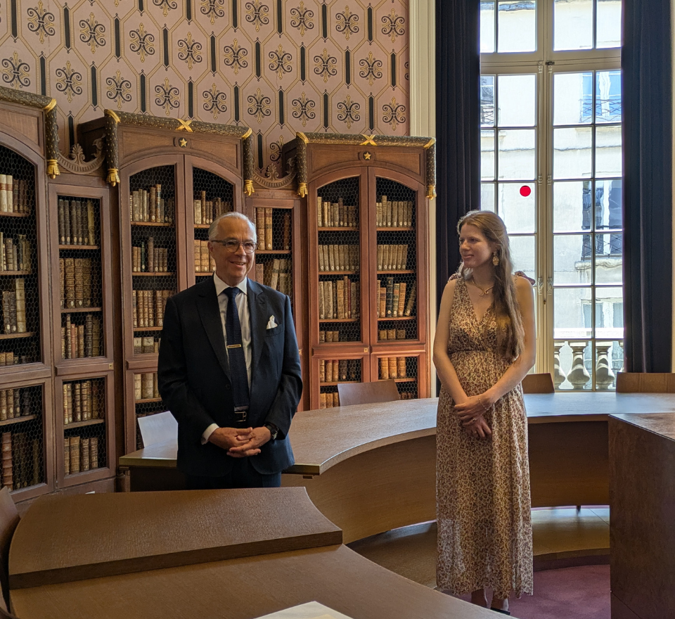 Gilles Etrillard, président de la Fondation, remet le Prix Fondation Etrillard à Éléonore Quirouard-Frileuse, le 25 juin 2025 © Fondation de l’École nationale des chartes - PSL