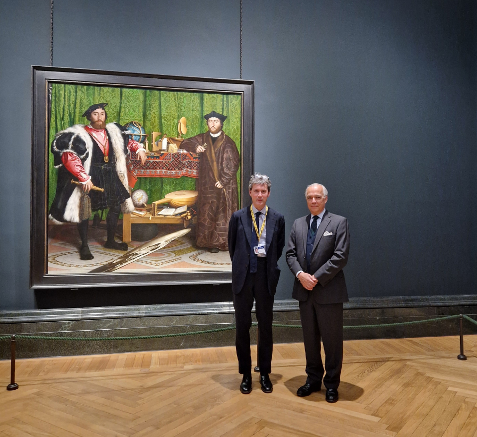Gilles Etrillard et Dr Per Rumberg, directeur du département de conservation Jacob Rothschild, devant "Les Ambassadeurs", Hans Holbein le Jeune (1533)