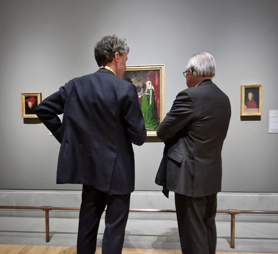 Gilles Etrillard et Dr Per Rumberg, directeur du département de conservation Jacob Rothschild, devant "Les Epoux Arnolfini", Jan van Eyck (1434)