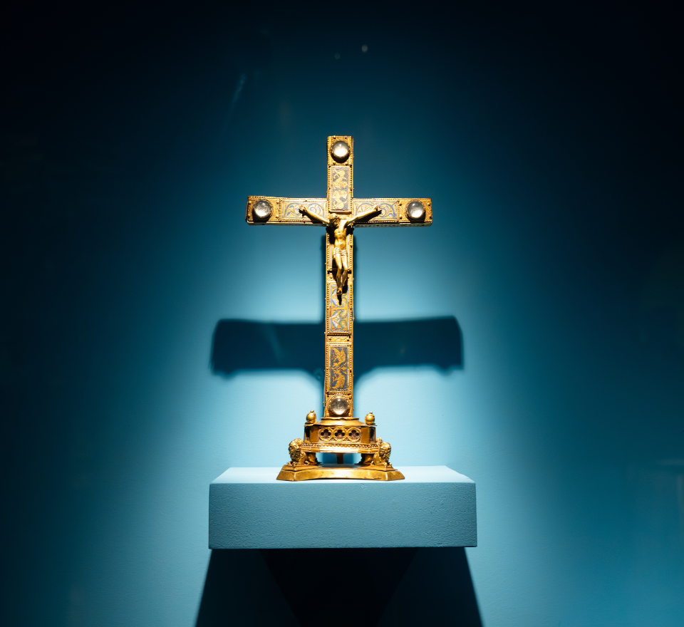 Croix-reliquaire, Collection Fondation Etrillard inv. FE.2023.007 © Agence LE MENU - Julia Aldenucci ; musée de Cluny - musée national du Moyen-Âge