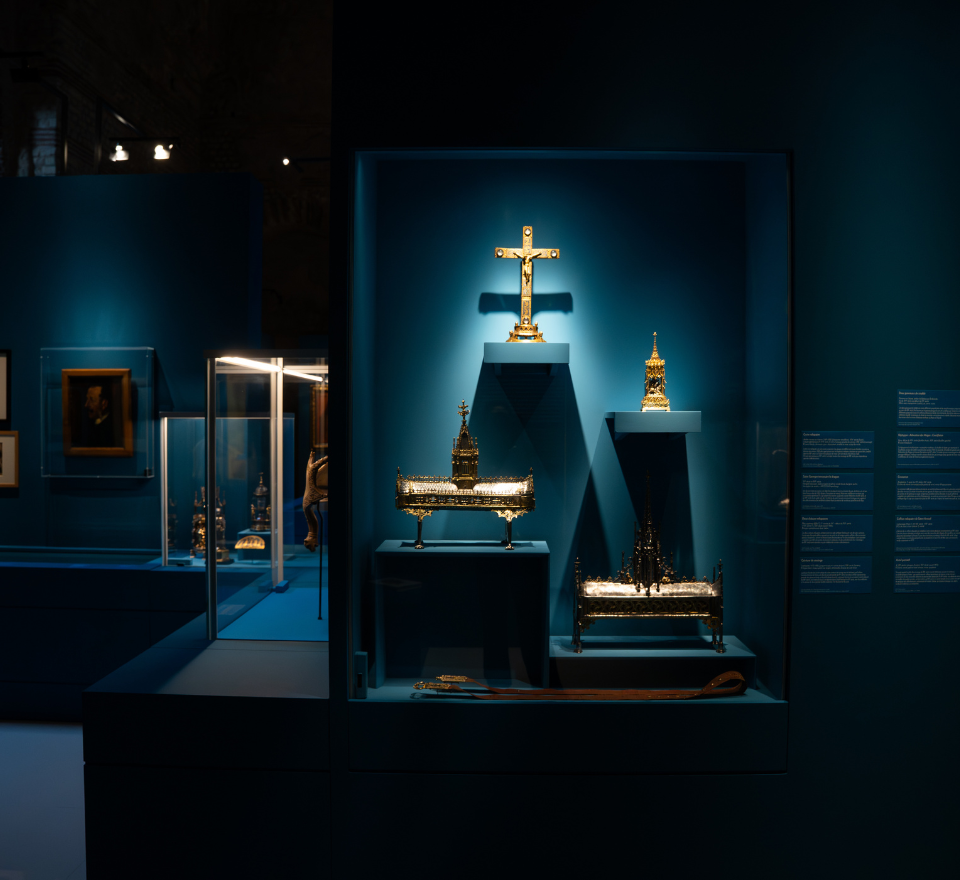 Vitrine avec la croix-reliquaire, Collection Fondation Etrillard inv. FE.2023.007 © Agence LE MENU - Julia Aldenucci ; musée de Cluny - musée national du Moyen-Âge