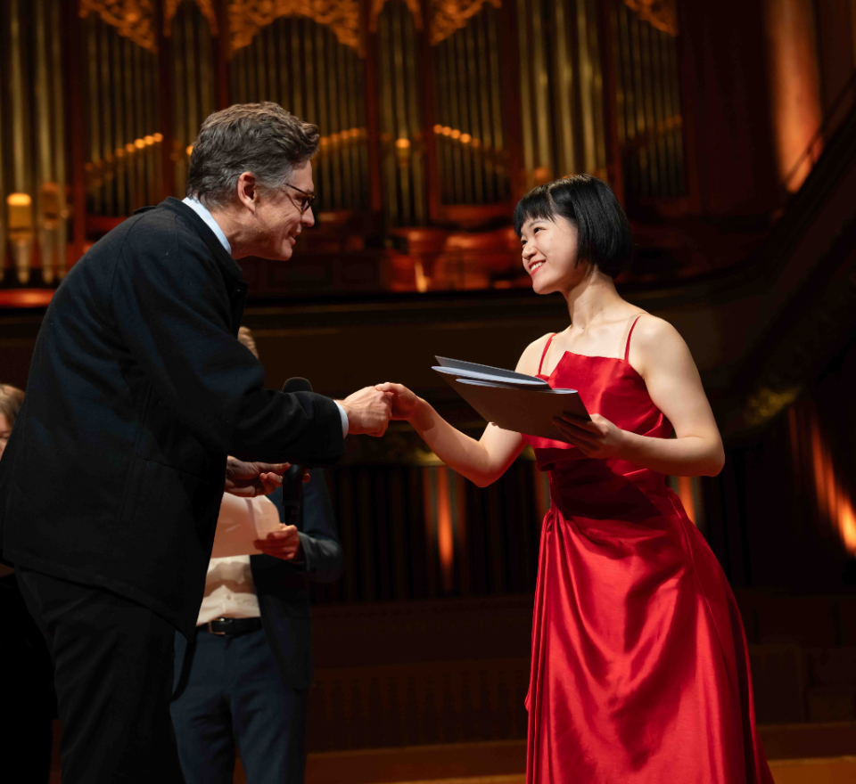 Miguel Perez de Guzman, délégué général de la Fondation Etrillard, et Ayaka Taniguchi © Anne-Laure Lechat