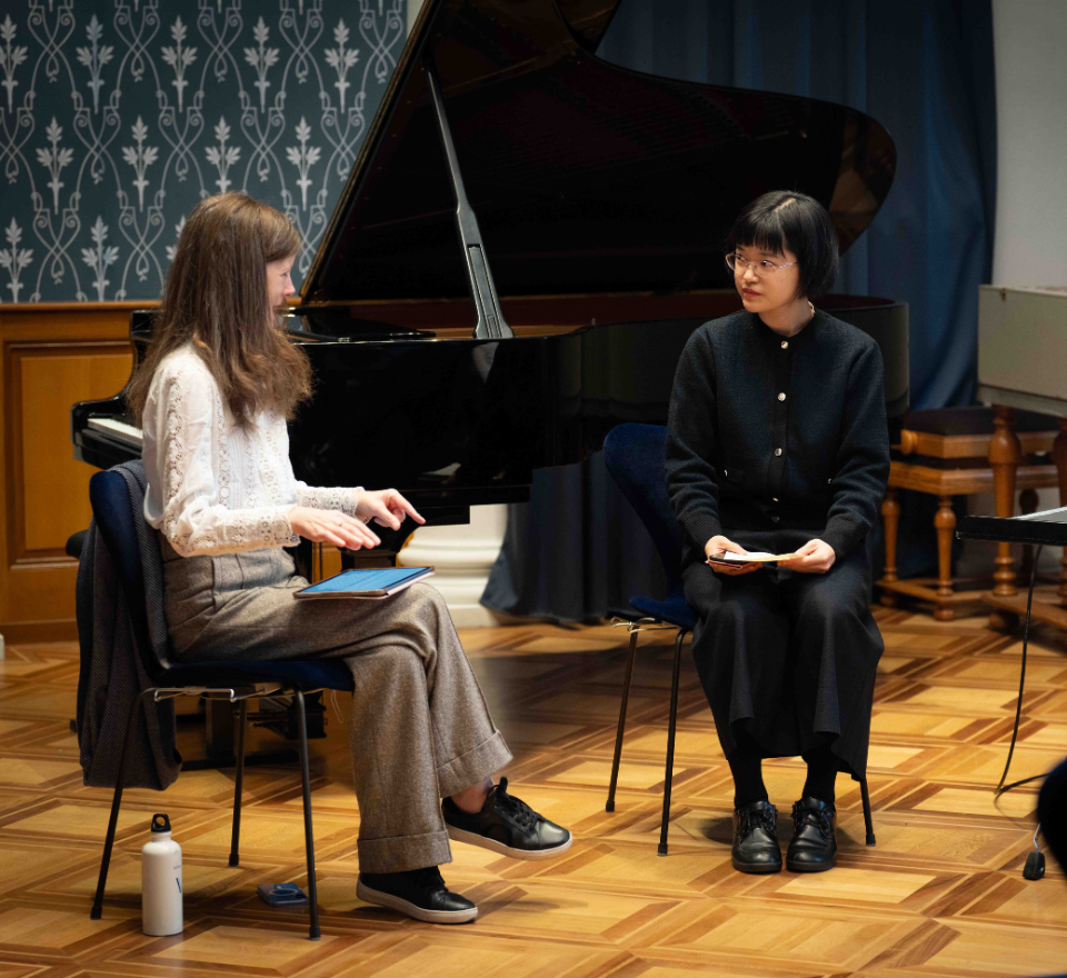 Présentation du projet personnel artistique d'Ayaka Taniguchi face à la journaliste Charlotte Gardner © Anne-Laure Lechat