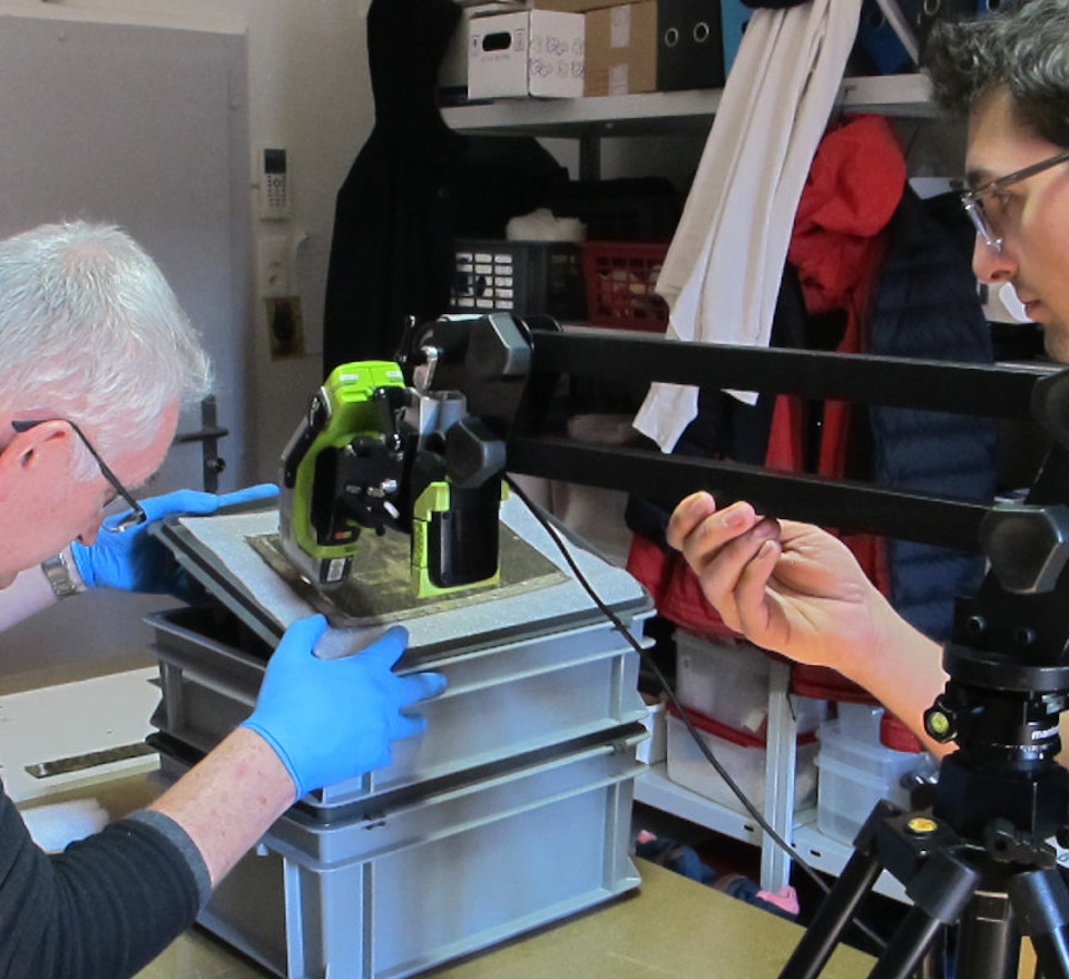 Christian Degrigny et Léopold Rémy positionnant avec soin l’analyseur portable à fluorescences de Rayons-X pour analyser une zone représentative.